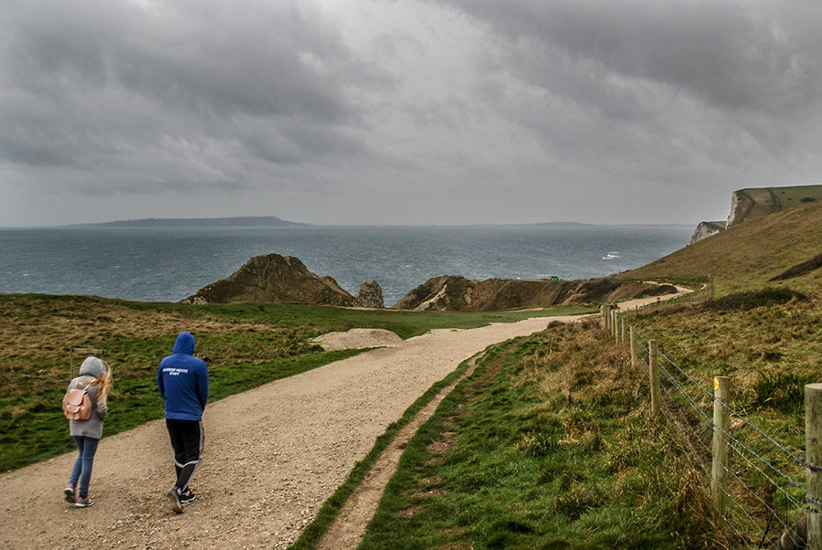 Camino hacia Durdle Door y Lulworth Cove,  ubicados en la Costa Jurásica de Swanage.  La Costa Jurásica es mundialmente famosa por sus increÃ­bles formaciones geológicas, unas vistas que cortan el aliento y por su riqueza en restos fósiles incluyendo huellas de dinosaurios. Foto: Nicole Chicas