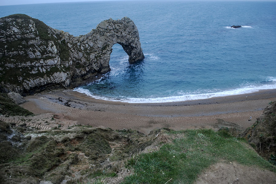 Durdle Door es el nombre de este fantástico arco de piedra formado hace miles de años, ubicada en Swanage. La formación de Durdle Door se debe a la erosión que fueron sufriendo las rocas más suaves por la marea constante que poco a poco lo fue ahuecando. Foto: Nicole Chicas