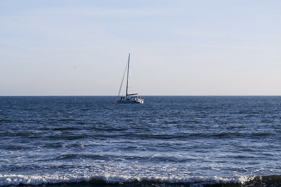 8:00 am, y los tripulantes del barco se adentran en el mar para iniciar su rutina de pesca en las templadas costas de Swanage, un pequeño pueblo ubicado en la Costa Jurásica. Dorset, Inglaterra. Foto: Nicole Chicas