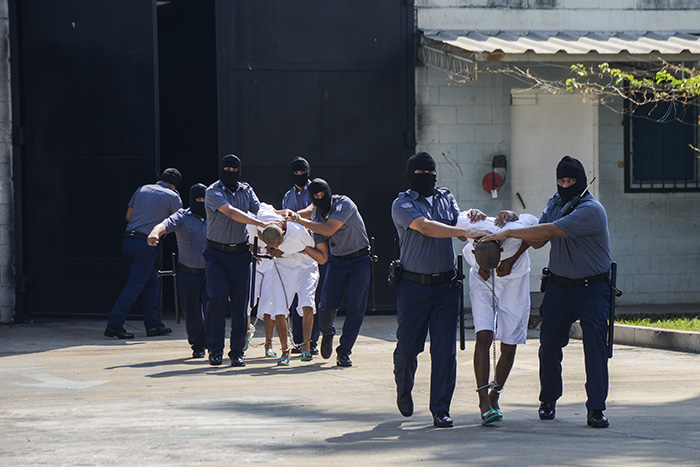 27 pandilleros de la Mara Salvatrucha (MS), acusados de ser los asesinos intelectuales y materiales de policÃ­as y militares en el 2016, fueron trasladados al penal de máxima seguridad, en Zacatecoluca, La Paz. Foto: Vladimir Chicas