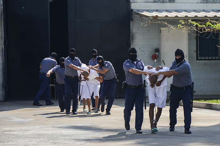 27 pandilleros de la Mara Salvatrucha (MS), acusados de ser los asesinos intelectuales y materiales de policÃas y militares en el 2016, fueron trasladados al penal de máxima seguridad, en Zacatecoluca, La Paz. Foto: Vladimir Chicas