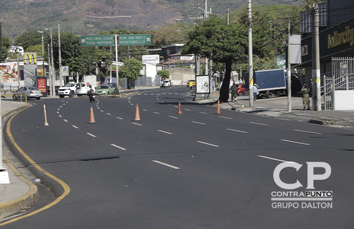 En las calles se pueden encontrar retenes policiales y militares