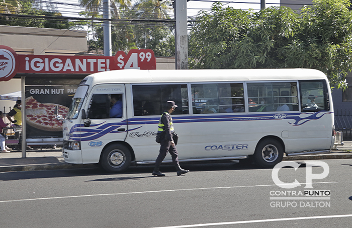 Policías y militares verifican el cumplimiento del distanciamiento social en las unidades del transporte colectivo