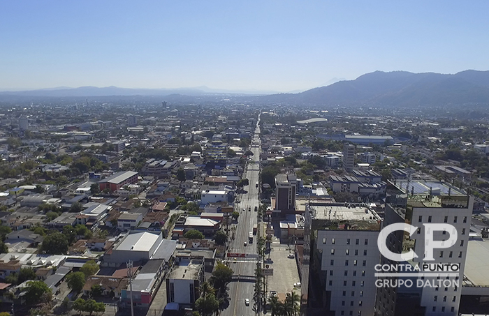 Vista aérea de la Alameda Roosevelt, una de las calles más transitadas de la capital y que hoy luce desierta