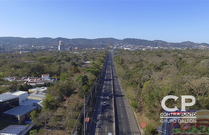 Avenida Jerusalén con poca carga vehicular, algo muy poco común en esta calle.