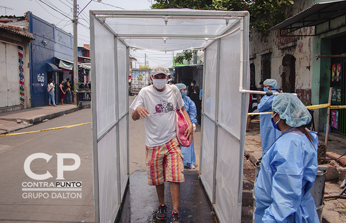 Túnel sanitario en el mercado municipal de Chalchuapa