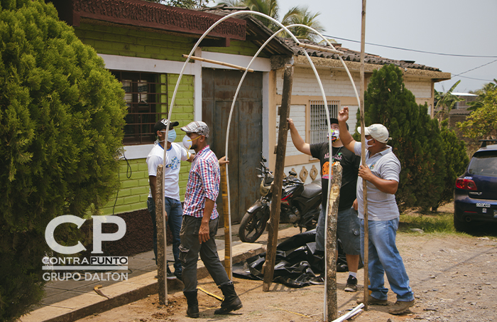 Comunidades construyen sus propios arcos de desinfección