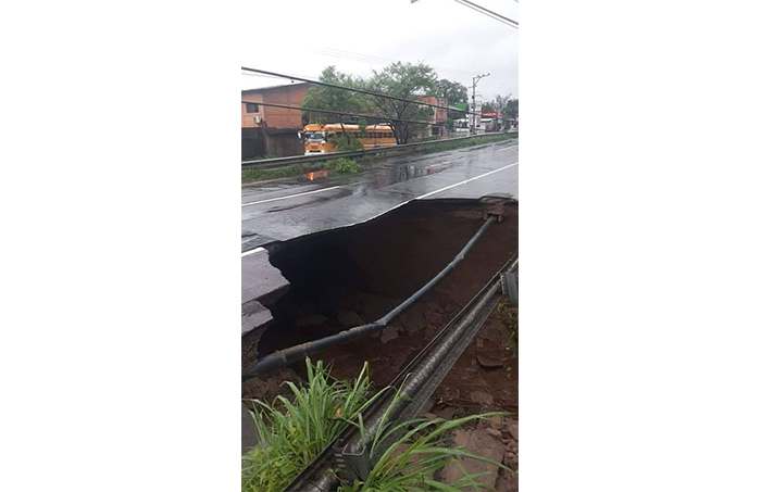 Derrumbe en carretera en el municipio de Quezaltepeque