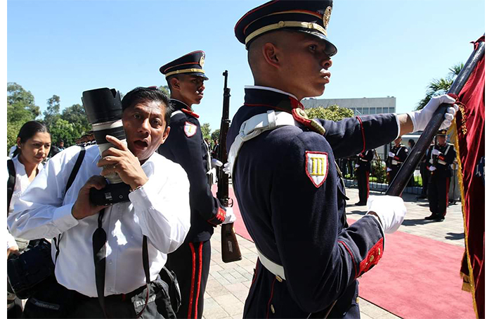 El periodismo salvadoreño se encuentra de luto, una vez más. El fotoperiodista Franklin Américo, mejor conocido como Meco, ha fallecido. Este es un homenaje de parte de todos los que formamos ContraPunto para un periodista profesional y un ser humano excepcional. Nuestras condolencias a su familia, amigos y colegas.