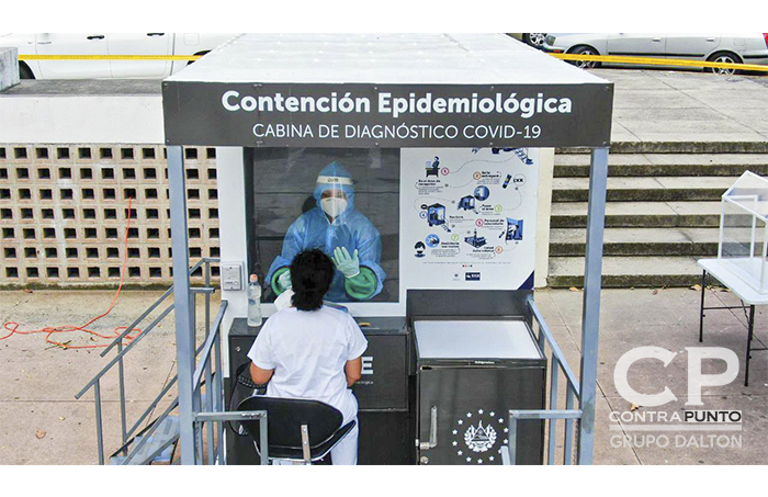 Cabinas de diagnóstico para COVID-19 fueron colocadas en la plaza del Salvador del Mundo. Las pruebas fueron realizadas a personas que quisieran conocer si han contraído el virus.