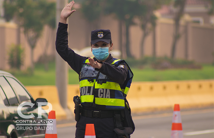 Están en primera línea tratando de servir y proteger, pero tratando de protegerse a ellos mismos también.