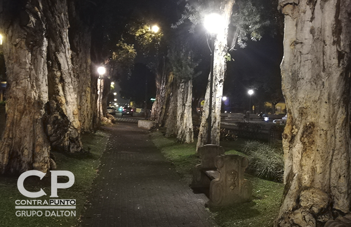 San José, la capital de Costa Rica, sus calles, casas y parque captados de noche