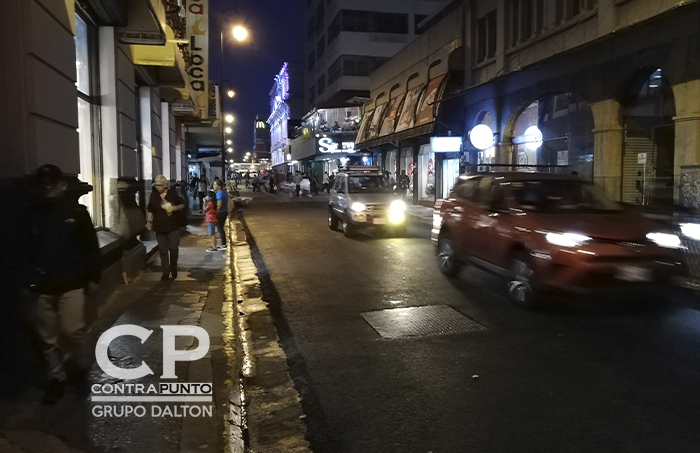 San José, la capital de Costa Rica, sus calles, casas y parque captados de noche