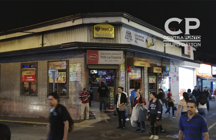 San José, la capital de Costa Rica, sus calles, casas y parque captados de noche