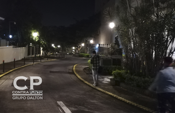 San José, la capital de Costa Rica, sus calles, casas y parque captados de noche