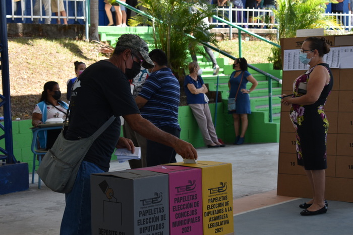 En el Instituto Nacional “Dr. Francisco Martínez Suarez” se vio una mayor afluencia de votantes durante las horas del mediodía, principalmente a partir de las 11 a.m. según indicó Hayde Rivera miembro de la Procuraduría General.