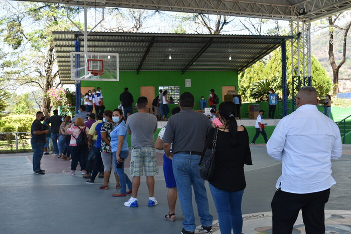 En el centro de votación del el Instituto Nacional “Dr. Francisco Martínez Suarez” muchas personas esperaban su turno, para votar, haciendo fila.