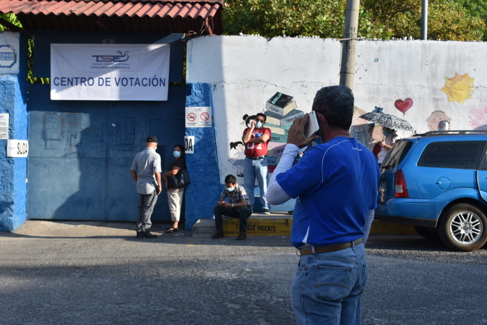 Algunos de los sufragistas expresaron su enojo ante la tardanza de apertura del centro de votación ya que esto implicaba para ellos tener que presentarse tarde a su trabajo.