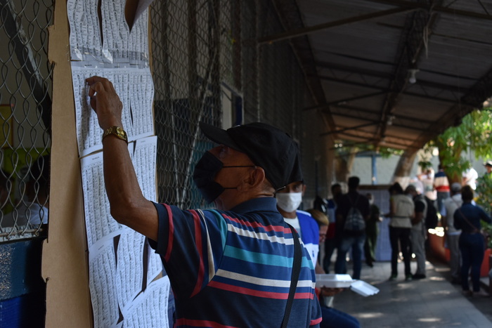 Al momento de la apertura del centro de votación los sufragistas empezar a buscar su nombre y urna en el padrón electoral.