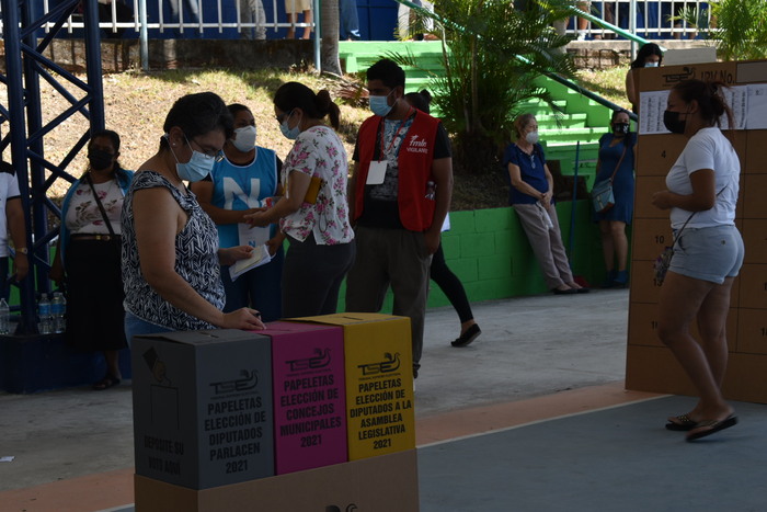 Personas de todas las edades asistieron a las urnas para escoger los candidatos que los representarían en los concejos municipales, asamblea legislativa y PARLACEN.