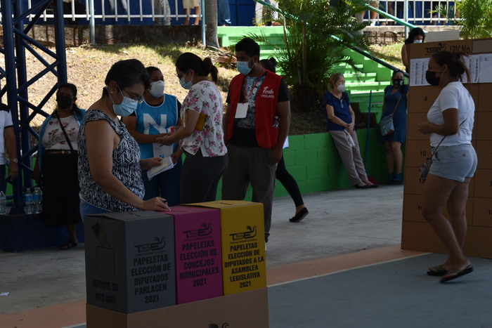 Personas de todas las edades asistieron a las urnas para escoger los candidatos que los representarían en los concejos municipales, asamblea legislativa y PARLACEN.