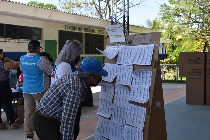 En el Instituto Nacional “Dr. Francisco Martínez Suarez” se vio una afluencia concurrida de personas que asistieron a votar.