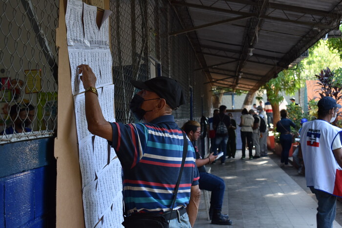 Más de 30 personas se presentaron antes de la apertura del Centro Escolar Republica de Honduras.