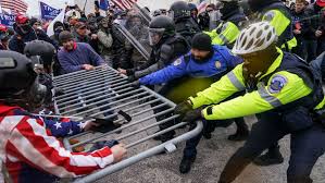 Manifestantes de partido Republicano se enfrentan a Policías frente a Capitolio en Washington