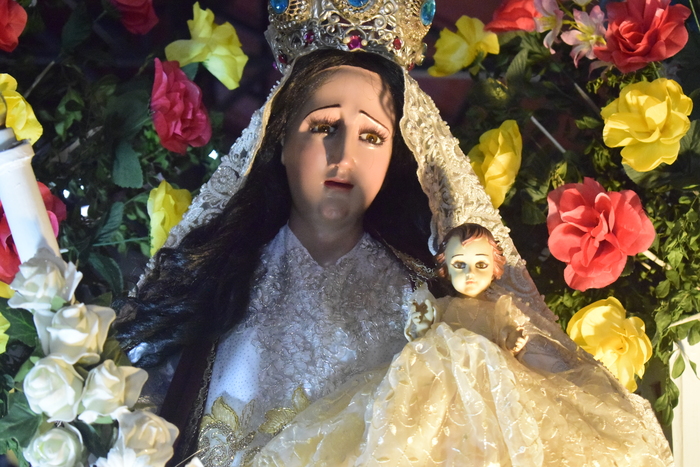 En la entrada del museo del ferrocarril nos recibe una imagen de la virgen de candelaria patrona de Sonsonate.