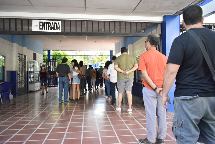 A pesar de las grandes colas la sociedad salvadoreña tuvo paciencia para poder votar.