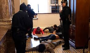 Poco a poco la policía tomaba control de sobre la situación en el Capitolio.