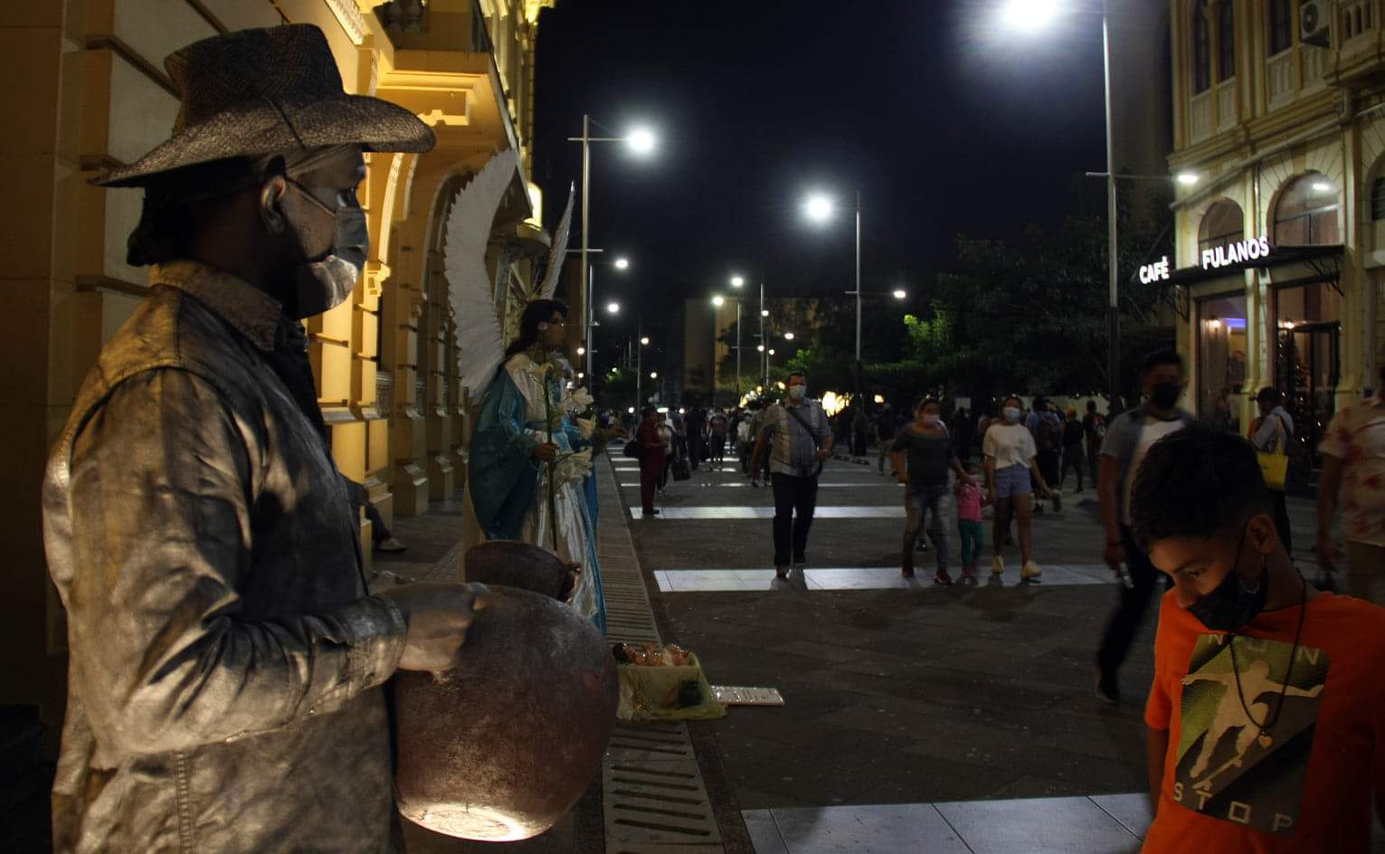 Todo cambió por la culpa del mismo ser humano, pocas familias se visitan para la cena navideña, entrega de regalos y los respectivos abrazos, ahora todo es virtual y con una mascarilla en tu rostro, lo cual mucha gente ya está padeciendo de problemas respiratorios y picazón en la piel, ni modo toda la culpa la tenemos nosotros los seres humanos.