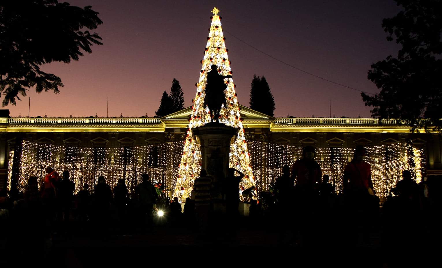 Cómo detalles entre ellos, se regalan tarjetas navideñas con pequeños textos donde cada ser deja plasmado sus sentimientos, realizan fiestas donde llegan amigos y familiares para bailar su respectiva música, la cumbia.