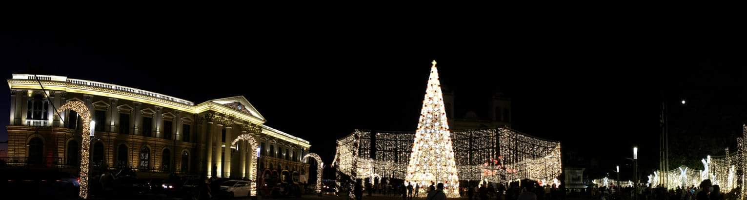 Hace un año, viviamos la navidad como una época de amor, paz, unidad familiar, regalos, comida, amistad, consumismo y modas, ahora el ser humano en el mundo la está pasando lleno de ansiedad, tristeza, soledad, amarguras, lágrimas, frustraciones por qué perdieron a un familiar y trabajo, por el covid-19, que sigue asesinando gente.