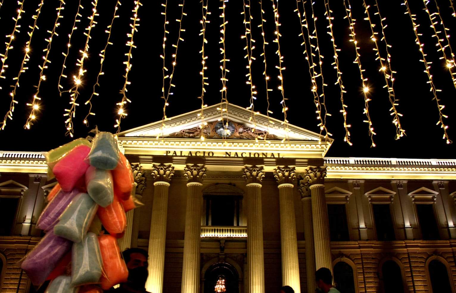 La navidad tiene muchos simbolismos, lo cual en sus figuras se encuentra Jesús acostado en el pesebre zacate,
acompañado por su padre José y su madre María, los reyes magos y algunos animales, lo cual representan el nacimiento de Jesús, el árbol de navidad, representa la santísima trinidad, padre, hijo y espíritu santo, por su forma triangular.