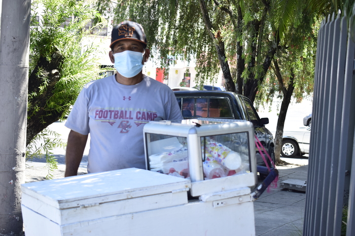 Juan René Ponce tiene aproximadamente 15 años de vender sorbete de carretón, nos comentó que primero ejercería su derecho al voto y luego se dedicaría a vender su producto.