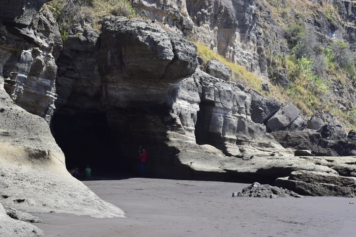 En estas montañas rocosas cuando la marea baja se pueden apreciar unas hermosas cuevas.
