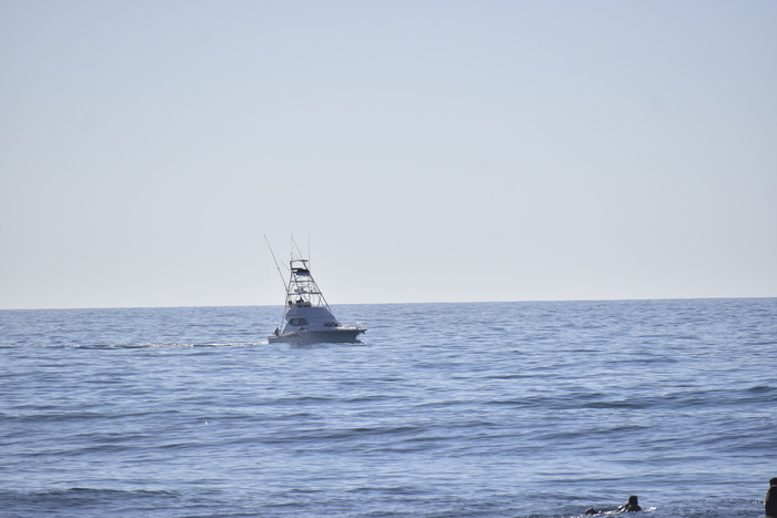 Existen muchos turistas que navegan por las playas y visitan hoteles y restaurantes.