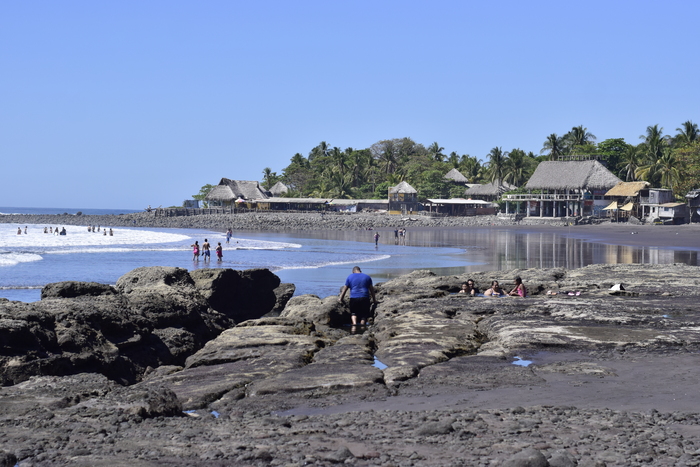 Playa el Zonte es una de las playas más visitadas por turistas nacionales y extranjeros.