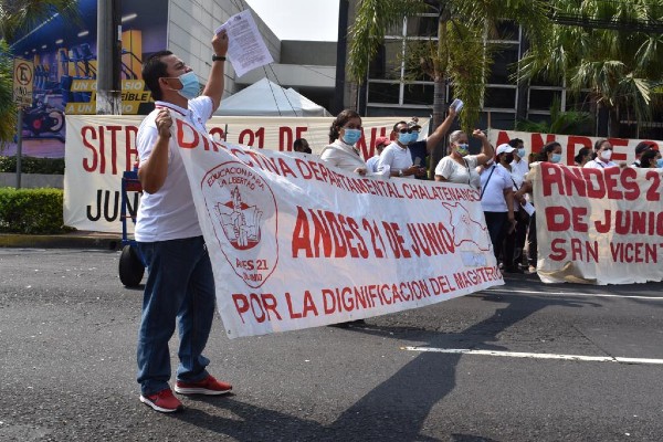 La reivindicación de las condiciones laborales, la dignificación del salario y la interlocución efectiva en el órgano legislativo fueron los principales temas de consigna de la Marcha Internacional del Día del Trabajador, celebrada distintos puntos de la capital salvadoreña.