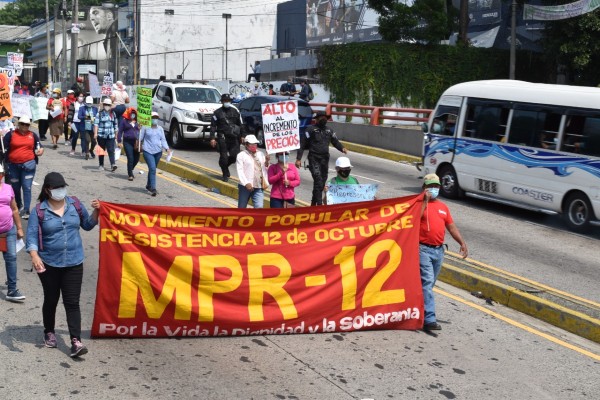 La marcha conmemorativa desfiló hasta el monumento al Divino Salvador del Mundo, en dónde se concertaron agrupaciones federadas, sindicales y organizaciones no gubernamentales,para demandar, entre otras cosas, la legislación, aplicación y judicialización oportuna de los derechos consignados al trabajo.