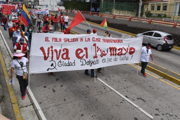 Entre vocerías y pancartas, un nutrido número de manifestantes tomaron las calles de San Salvador para denunciar las arbitrariedades al derecho humano al trabajo en el país, y las dificultades socio-económicas en el país, ante la pérdida de empleos, garantías salariales y despidos injustificados en el país, y su impacto por la influencia del covid19.