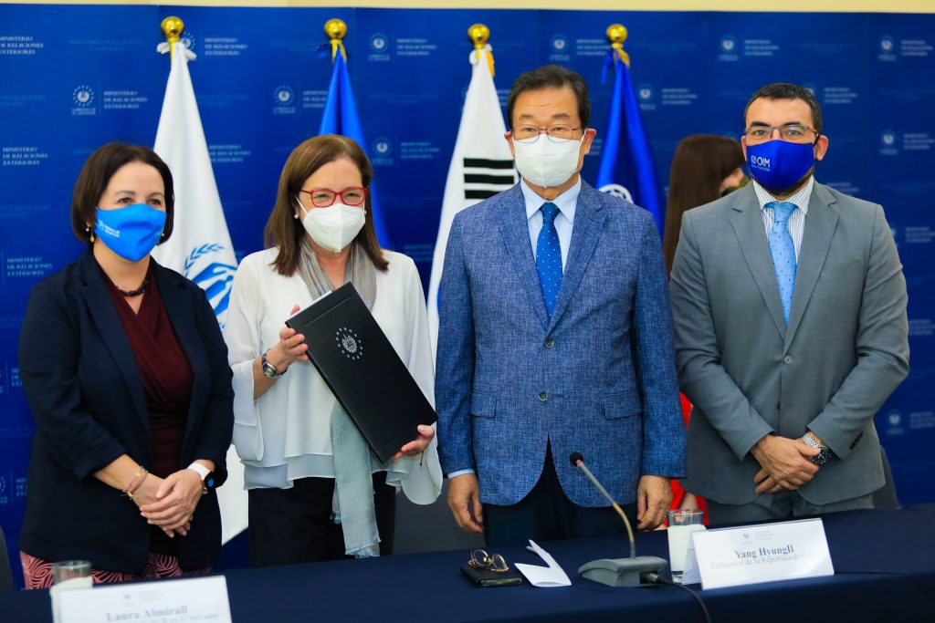El Salvador recibe donación de $2 millones para atender personas desplazadas