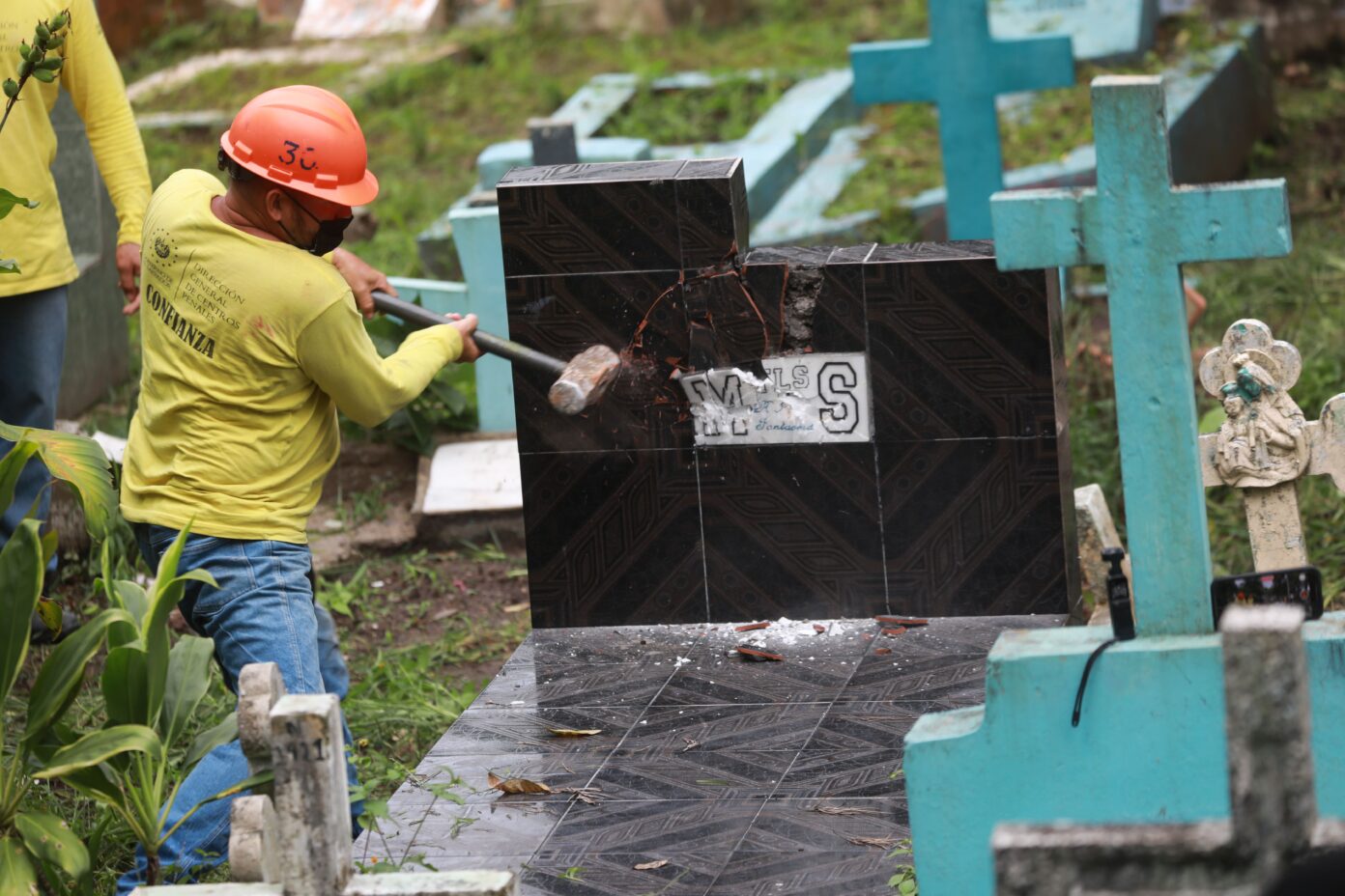 Autoridades gubernamentales destruyen tumbas de pandilleros