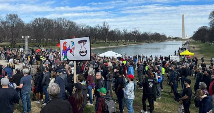 Manifestantes en EEUU exigen a Biden parar el apoyo al régimen de Ucrania