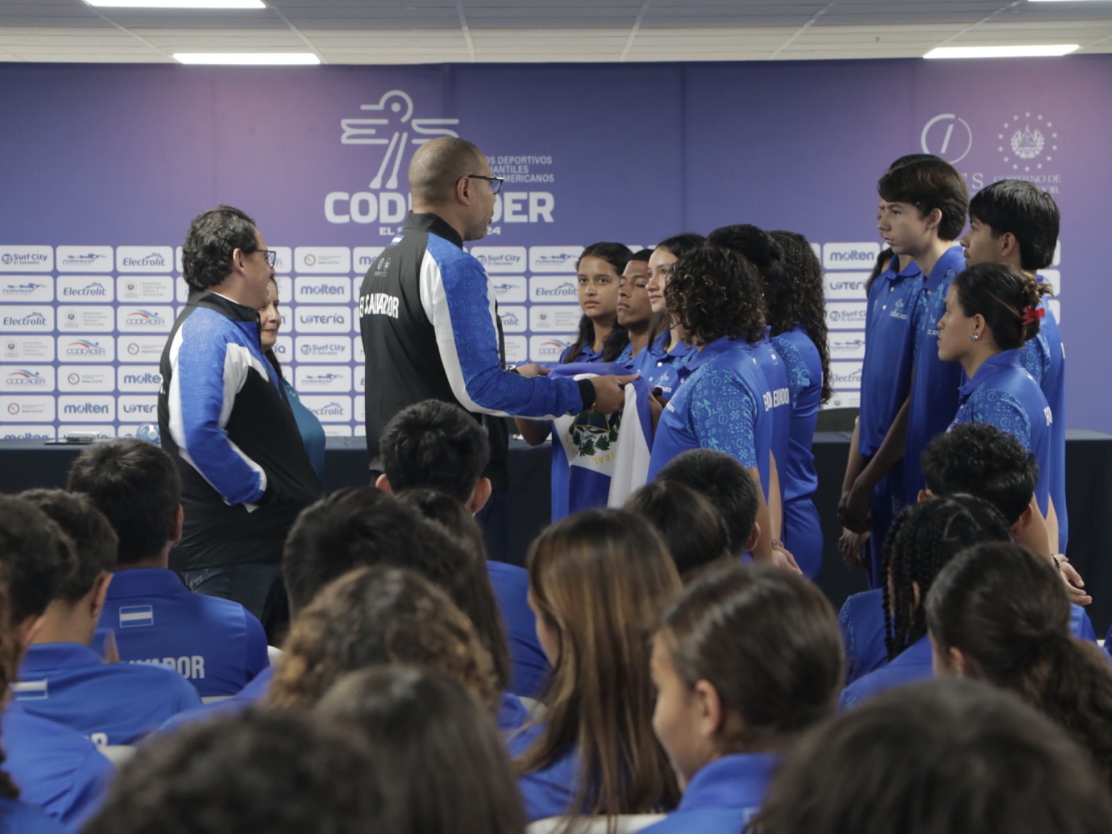 Delegación salvadoreña que participará en los juegos CODICADER 2024 recibió el pabellón nacional