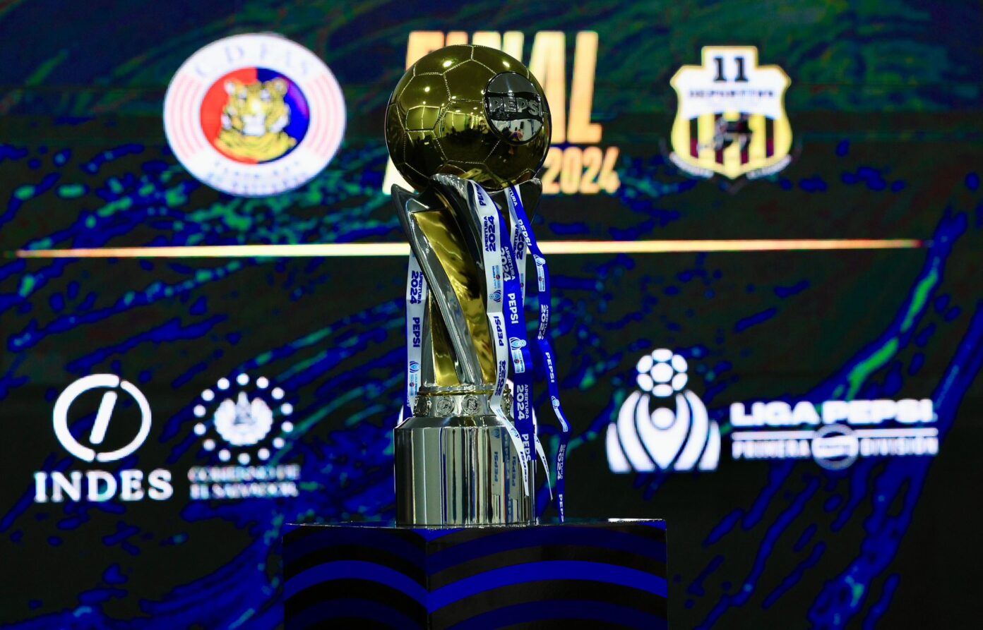 Presentan la Copa para la final del Torneo Apertura 2024 de la Liga