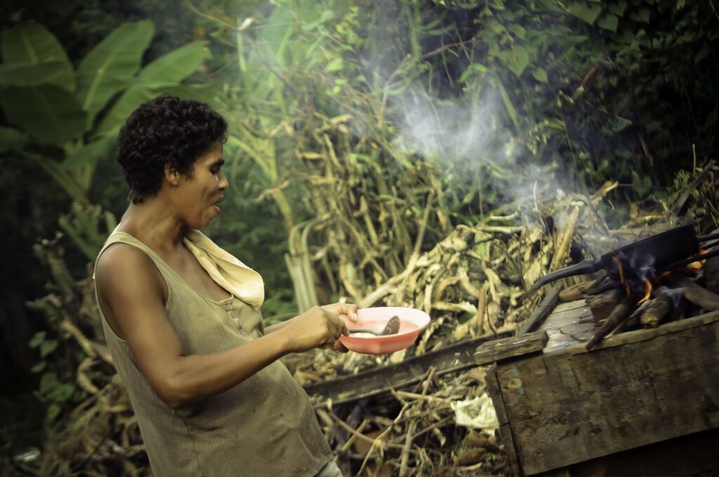 Es muy común en los campos de Cuba encontrar mujeres que cocinan sus alimentos bajo el cielo , muchas veces no pierden la alegría de disfrutar su pobre y modesta cocina