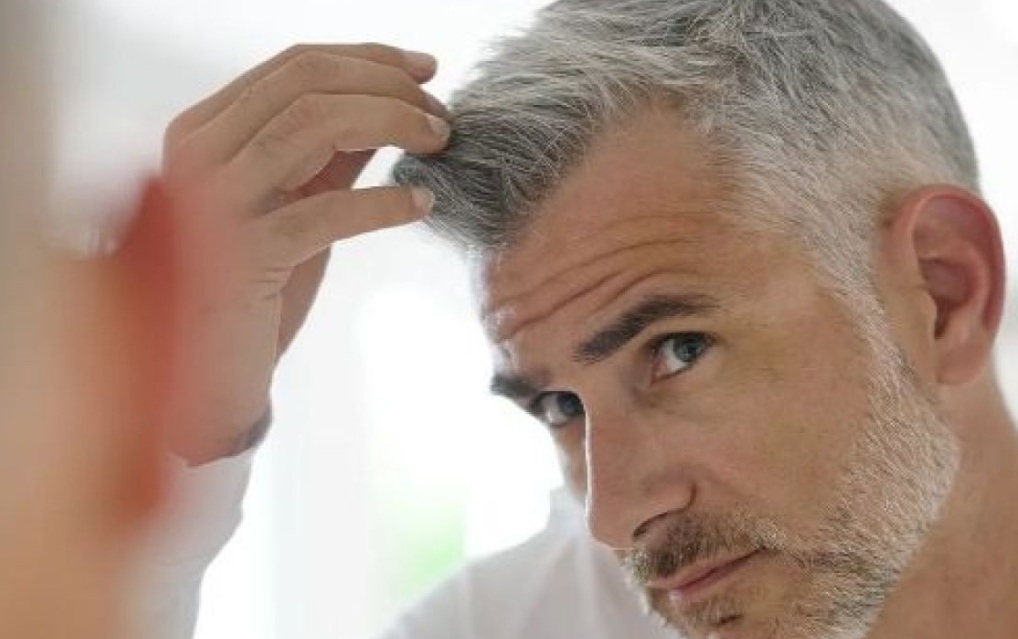 Descubren el mecanismo detrás de la aparición de las canas