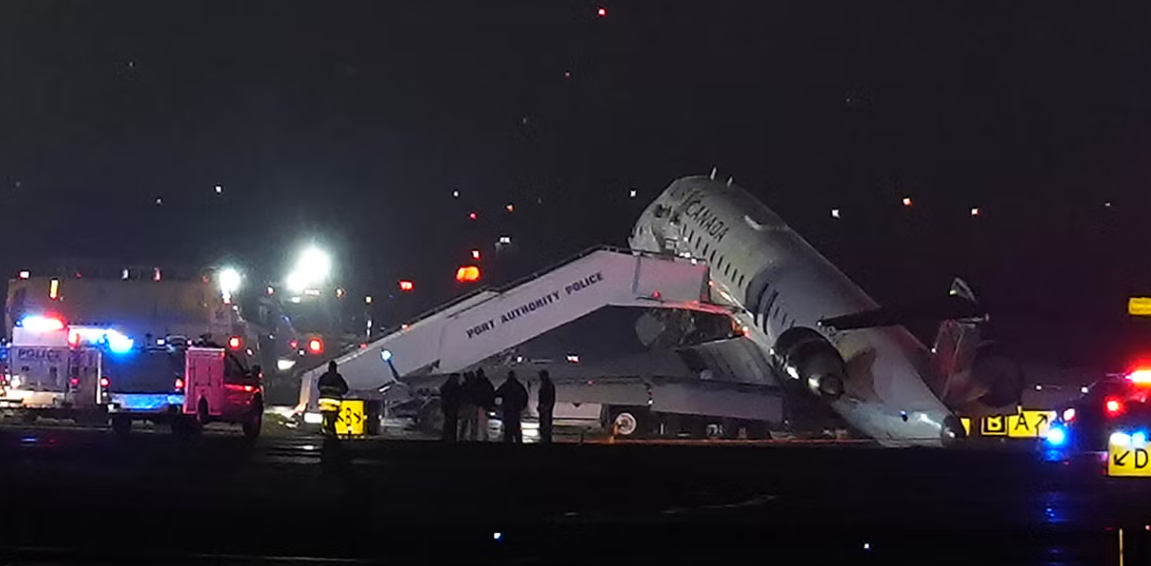 Choque entre avión y camión deja dos muertos en LaGuardia